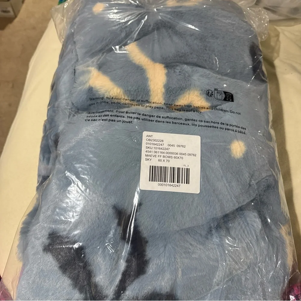 Anthropologie Blue and Cream Bow Pattern Throw fur blanket heavy new